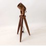 El yapımı masif ahşap tripod gövdeli, ahşap spot başlıklı Tripod Atelier Lamp – modern ve doğal dekorasyonlara zarif ve sıcak bir atmosfer kazandıran premium lambader.